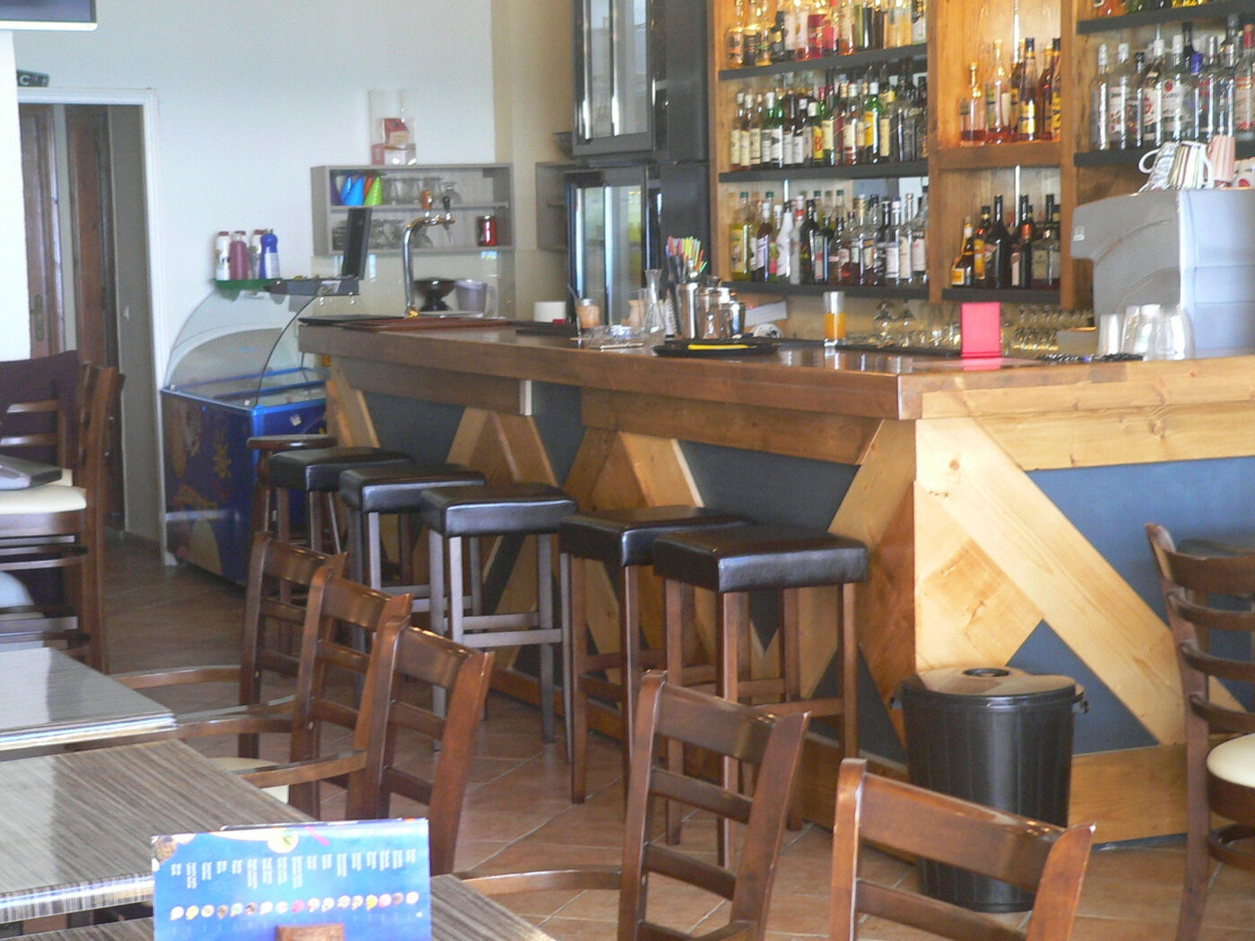 The bar inside Faros